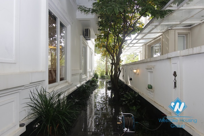 Hanoi furnished 4 bedrooms villa for let in Vinhomes Riverside with river view